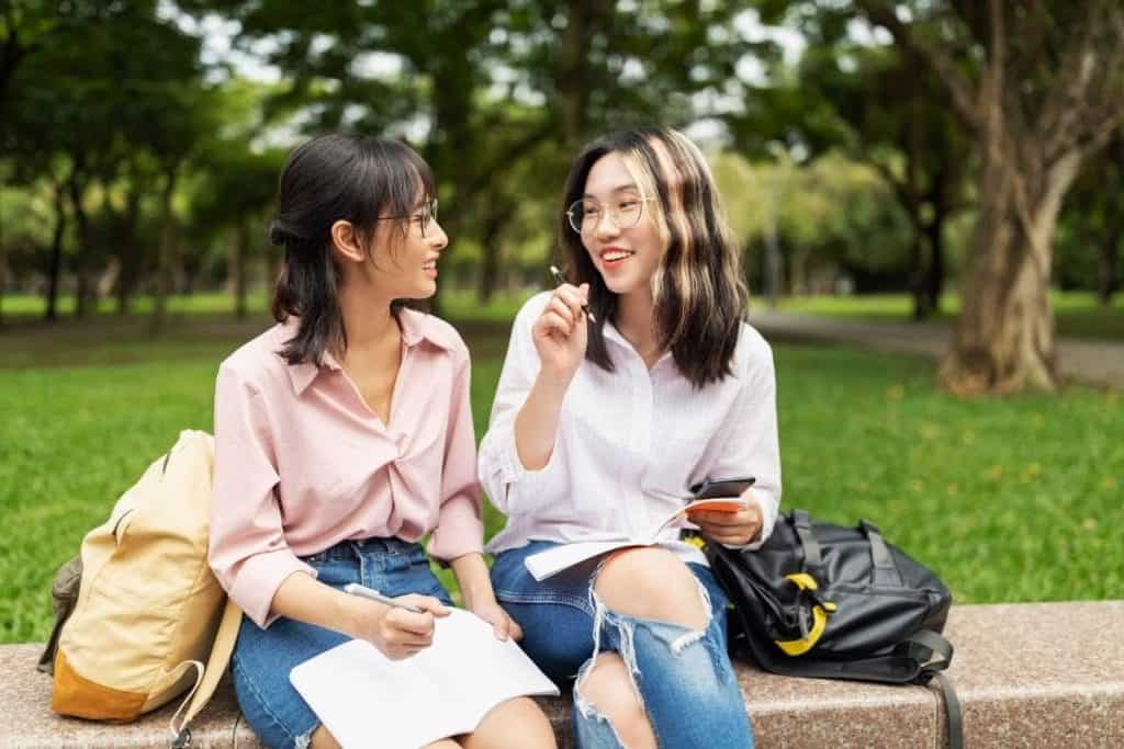 Helpful tips for making friends in college.